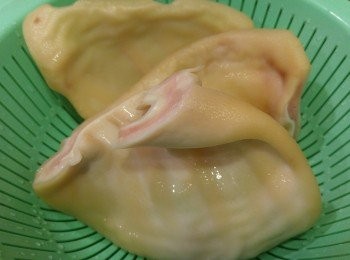 step1: 先將豬耳洗淨, 薑拍扁後加入熱水同煮, 水滾後放入豬耳煮15分鐘, 之後攞起豬耳定乾水份, 再用鹵水和糖醃豬耳約半小時。