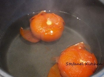 step2: 煲滾2碗水，滾後加入已介開十字的蕃茄，蓋上蓋5分鐘，取走蕃茄皮