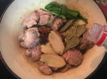 step5: 放入蔥，薑片，八角，月桂葉，並倒入約１／２杯的米酒略煮；