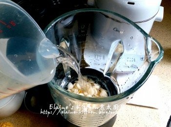 step2: 南杏放入美的破壁機內 , 加約600ml水