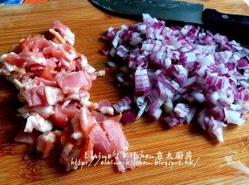 step3: 期間將紫洋蔥去衣切粒 , 煙肉切粒