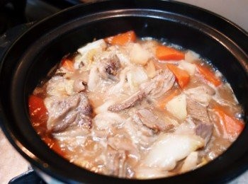 step5: 將炒好的羊肉放入砂鍋，還有紅蘿蔔、馬蹄，水沒過羊肉，小火慢燉1小時，最後下鹽，香芹即可。