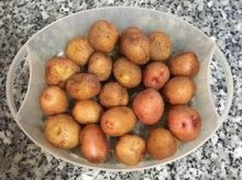 step10: 馬鈴薯用鹽、黑胡椒粉和橄欖油混勻，進微波爐8分鐘；（如果沒有微波爐那就用蒸或水煮20分鐘）