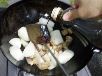 step3: 接著放蘿蔔翻炒，讓蘿蔔過一下熱鍋后，放生抽，老抽，料酒，炒香。