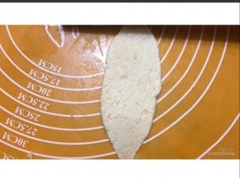 step9: 將水皮及油皮各搓圓分成8等份。
取一份水皮壓扁,包入一份油皮，收口包好，朝下放置。將包好的油酥皮稍微壓扁下，壓成牛舌狀。