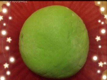 step3: 公仔湯丸做法
將已差滑的糯米糰取出喜歡的分量再混上食用色素搓混，包入芝麻餡，搓圓