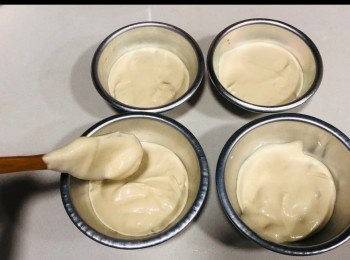 step9: 加入蛋黃漿拌勻，將慕斯注入模中至半滿，放雪櫃冷藏30分鐘