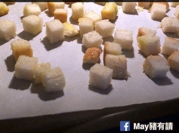 step1: 方包切粒，灑上橄欖油和蒜鹽，輕輕拌匀，鋪平放入已預熱160度的焗爐焗約6分鐘至金黄，放涼備用。