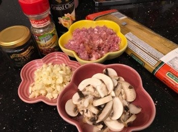 step1: 免治豬肉用<span class="group_2">調味料</span>醃15分鐘
蘑菇洗淨切片
蒜頭切碎