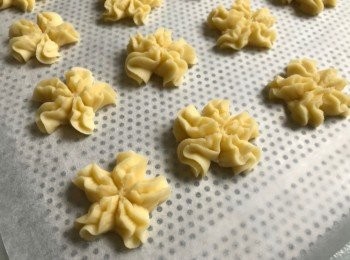 step5: 放入已套上唧咀的唧花袋唧出喜愛形狀