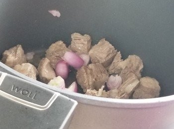 step2: 燒熱油鍋，將牛肋條炒香後，再加入洋蔥及紅蔥頭炒香。