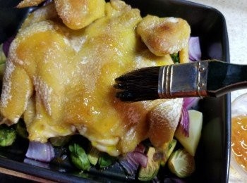 step5: 焗好後取出搽上草莓柚子蜜於雞皮上,再焗多3分鐘即可用剪刀剪開進食