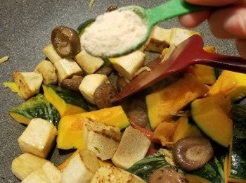 step7: 再加入已經煎香的豆腐，落1茶匙冬菇粉炒勻