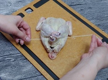 step8: 用綿繩將<a href="https://bit.ly/3kLFTWO" target="_blank" data-keyword="雞腳" class="guide-link"><strong>雞腳</strong></a> <span style="display:inline-block;vertical-align:middle;margin-top:-3px;color:initial;border-radius:3px;padding:2px 3px;font-size:12px;line-height:14px;background:#87d300;color:#fff;">即買</span> 合拼繫好; 醃最少4小時