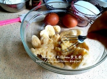 step1: 香蕉去皮切片放入大碗內 , 加入牛油拌勻成蓉 , 盛起備用