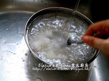 step10: 將西米隔水倒在隔篩內 , 用水沖洗雜質後加冰水浸過面靜待10分鐘