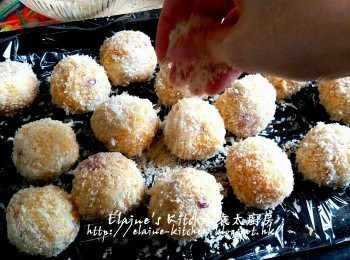 step9: 再灑上適量的麵包糠 , 蓋上保鮮紙放入冰箱冷藏1小時