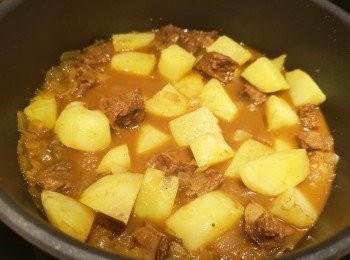 step9: 中途下薯仔同炆煮。