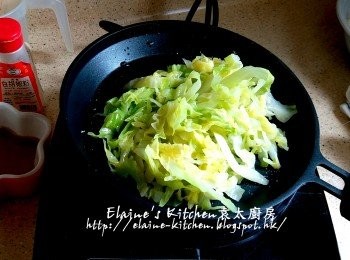 step5: 椰菜絲放入美的早餐機的煎pan內 , 按<煎餅>功能 , 加少許鹽及水拌勻炒至椰菜軟身