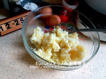 step5: 薯仔蒸30分鐘後放入大碗內 , 加少許鹽及黑胡椒碎調味拌勻壓成蓉