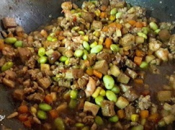 step9: 並加入1米杯清水和醬油 , 燜煮約20分鐘 , 然後加竹太白粉水炒至醬汁變濃即可