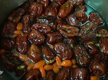 step2: 把紅棗 , 瀝乾水的杞子放到鍋子中 , 加入1000cc清水