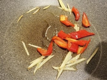 step5: 用了許油起鑊，先爆香2片薑絲及長紅椒