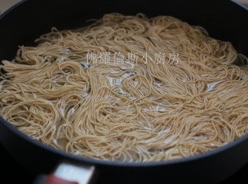 step3: 炒麵餅用水烚熟後要完全瀝乾