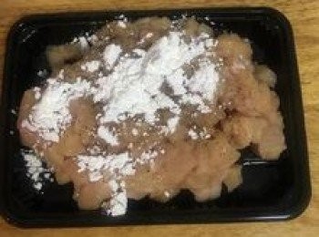 step5: 加入鹽1茶匙、黑胡椒粉少許，橄欖油少許和太白粉一起抓勻。