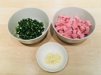 step2: 豆角洗淨，去頭尾，切粒。午餐肉切粒。蒜頭切成小粒。