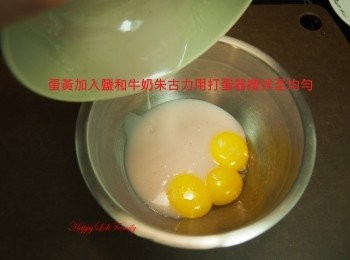 step4: 蛋黃加入 鹽, 牛奶朱古力用打蛋器攪拌至均勻