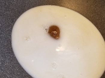 step5: 用易潔鑊將砂糖加入牛奶煮融(牛奶可以落大半先,再因應蓮蓉稀傑程度再慢慢加)