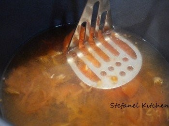 step3: 用薯壓把蕃茄壓至蓉