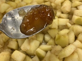 step1: 金寶材料搓成團，雪起備用，蘋果粒用浸鹽水拌勻備用
蘋果粒煮一會不要太耐，加入草莓柚子拌勻
放入預熱200度焗爐 20分鐘
稍為放涼即可