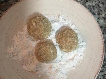 step10: 放在太白粉上略滾；