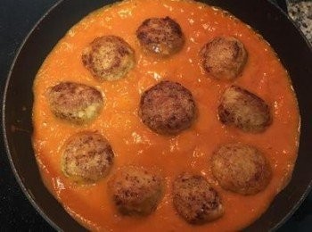 step15: 將醬汁倒回平底鍋中，試味道後微調，並擺入雞肉丸子，開火將醬汁煮滾後轉小火，