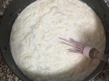 step5: 將煮滾的白蘿蔔連同湯水,一起沖入混勻的粉漿液中, 趁熱快速攪拌成糊狀,