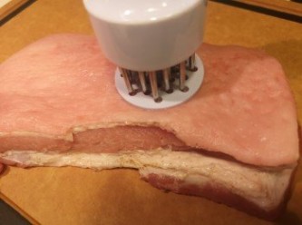 step5: 用廚紙索去豬皮水份，用肉針拮豬皮。