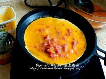 step6: 逐少加入鹹牛肉蛋液 , 火力調至200 , 煎約1分鐘時間