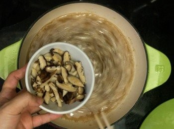 step16: 再下冬菇煮5分鐘出味