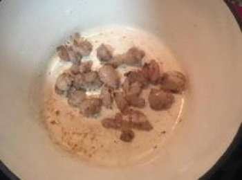 step2: 鑄鐵鍋或陶鍋中放入牛腩切下的牛油，小火煎榨出牛油（亦可用橄欖油替代）;