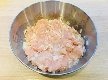 step5: 金菇加入肉碎攪勻。