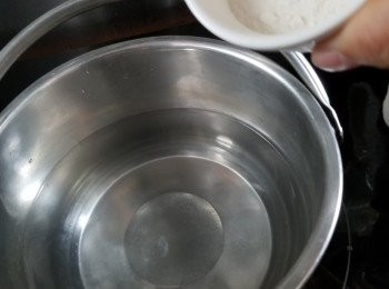 step2: 先將740g水加入8g燕菜精拌勻煮滾(燕菜精亦是大菜成份,於烘焙店有售)