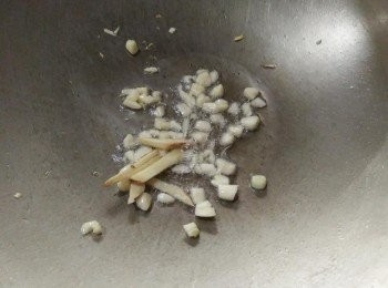 step2: 熱鍋， 倒入橄欖油【得意的一天】， 放入蒜頭、薑爆香，至蒜頭和薑香氣出來，