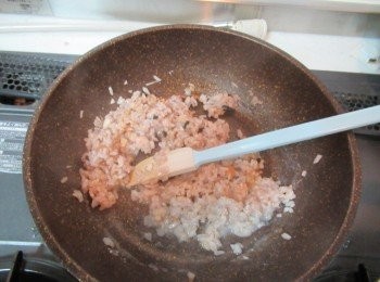 step3: 取不沾鍋,放入紅葡萄酒,步驟1,酒粨及鹽煮滾出香氣,放入步驟2的香米炒至吸汁.