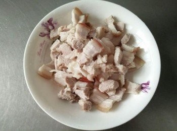step3: 於鍋中取出五花肉【國產澎湖豬肉】，放涼後切片於盤中，