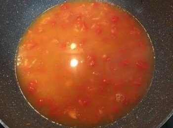 step5: 加入2杯水小火熬煮，待收汁到差不多剩1杯水的量時即可關火降溫；