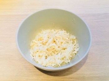 step4: 洗淨金菇，切碎。加入鹽麴攪勻。