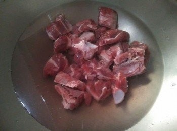 step2: 備一鍋水滾煮，放入軟骨【國產澎湖豬肉】，汆燙一下去血水至軟骨【國產澎湖豬肉】10分鐘呈熟白肉，即可撈起，再把水倒掉，