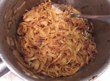 step3: 加鹽及拌勻，轉中火再煮20-30分鐘，直到洋蔥變成金黃色。注意要經常攪拌，以免洋蔥燒焦。